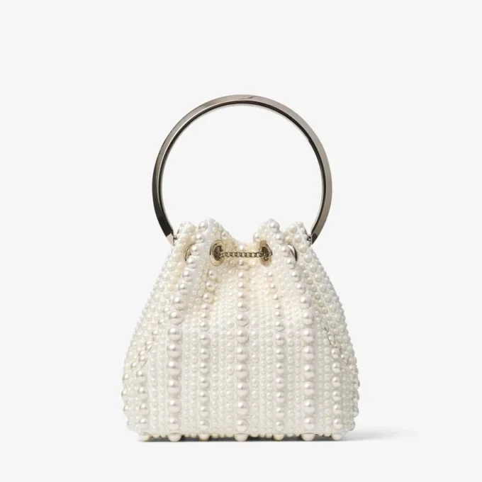 Bolso Bon Bon de satén marfil con perlas por toda la superficie Bolso Bon Bon de satén marfil con perlas por toda la superficie