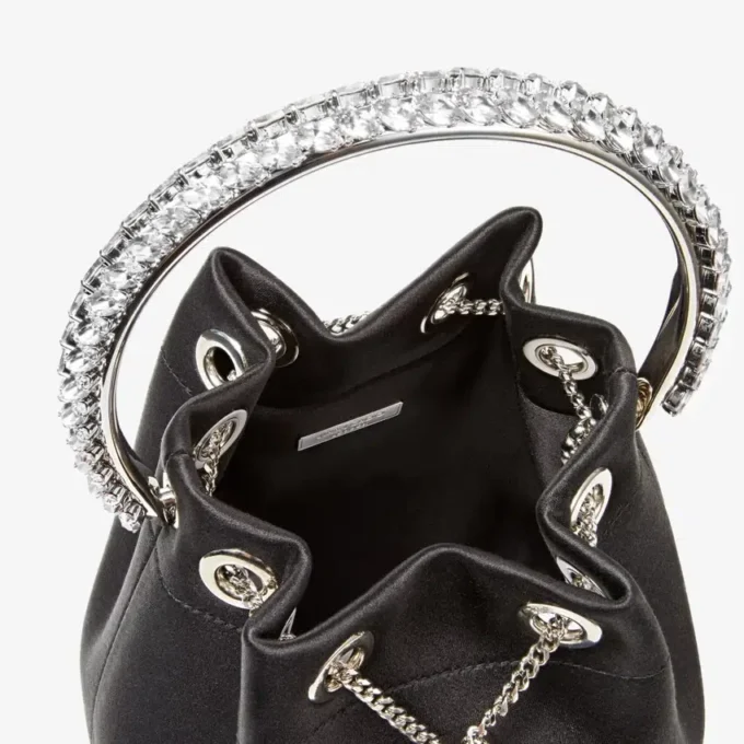 Bolso Bon Bon de satén negro con asa de cristal Bolso Bon Bon de satén negro con asa de cristal