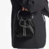 Bolso Bon Bon de satén negro con asa metálica