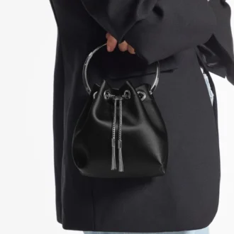 Bolso Bon Bon de satén negro con asa metálica