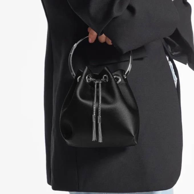 Bolso Bon Bon de satén negro con asa metálica