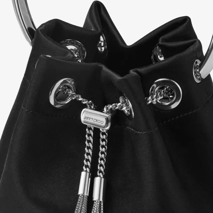 Bolso Bon Bon de satén negro con asa metálica