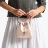 Bolso Bon Bon Macaron de satén con asa metálica Bolso Bon Bon Macaron de satén con asa metálica