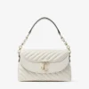 Bolso con asa superior Curve de piel napa acolchada color latte con detalles de perlas