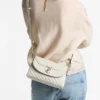 Bolso con asa superior Curve de piel napa acolchada color latte con detalles de perlas