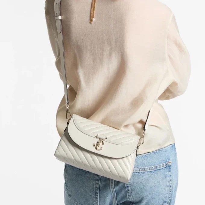 Bolso con asa superior Curve de piel napa acolchada color latte con detalles de perlas