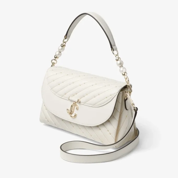 Bolso con asa superior Curve de piel napa acolchada color latte con detalles de perlas