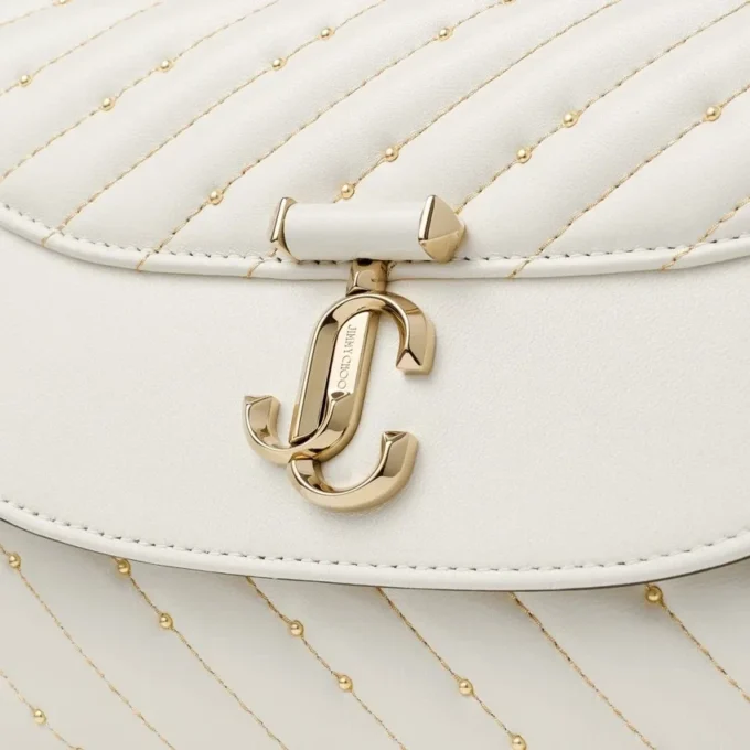 Bolso con asa superior Curve de piel napa acolchada color latte con detalles de perlas