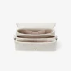 Bolso con asa superior Curve de piel napa acolchada color latte con detalles de perlas