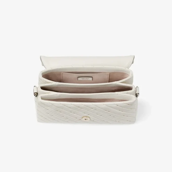 Bolso con asa superior Curve de piel napa acolchada color latte con detalles de perlas