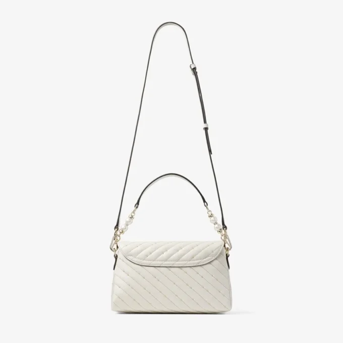 Bolso con asa superior Curve de piel napa acolchada color latte con detalles de perlas