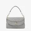 Bolso Curve Top Handle de piel Biker acolchada en color paloma con detalle de perla Bolso Curve Top Handle de piel Biker acolchada en color paloma con detalle de perla