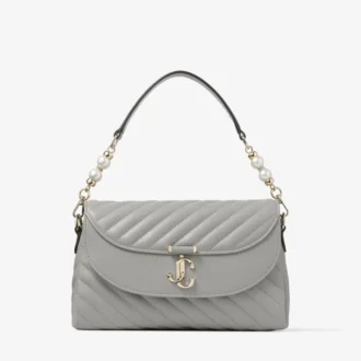 Bolso Curve Top Handle de piel Biker acolchada en color paloma con detalle de perla