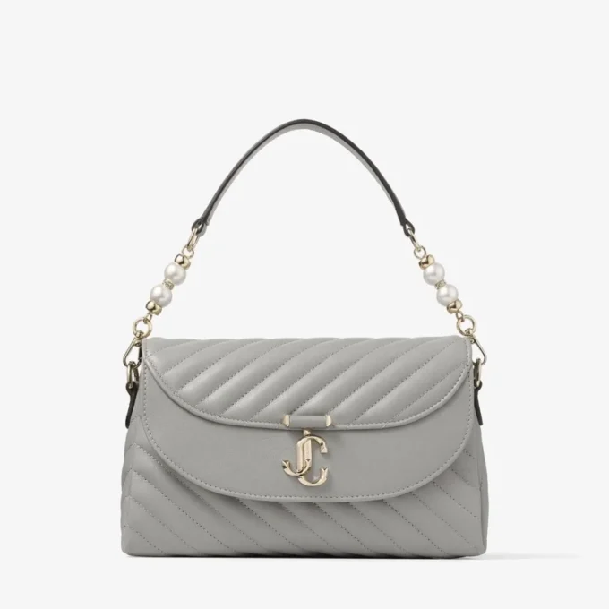 Bolso Curve Top Handle de piel Biker acolchada en color paloma con detalle de perla Bolso Curve Top Handle de piel Biker acolchada en color paloma con detalle de perla