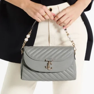 Bolso Curve Top Handle de piel Biker acolchada en color paloma con detalle de perla