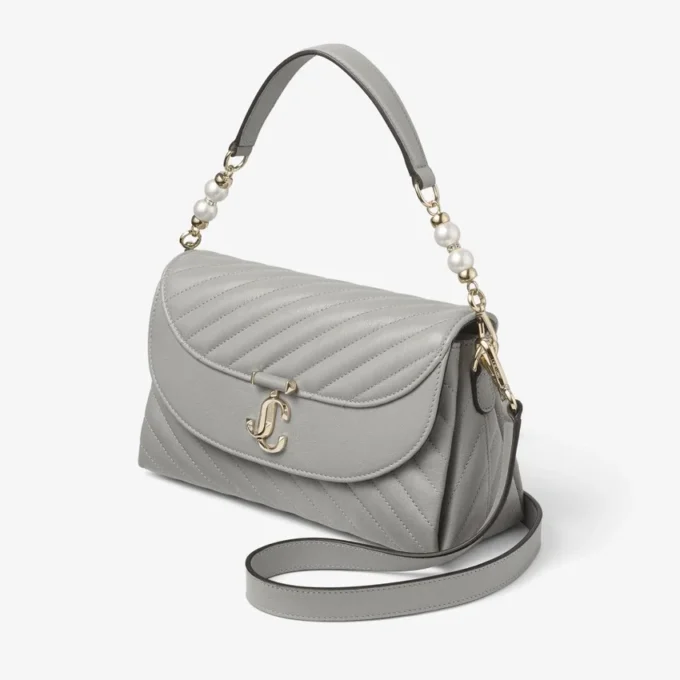 Bolso Curve Top Handle de piel Biker acolchada en color paloma con detalle de perla Bolso Curve Top Handle de piel Biker acolchada en color paloma con detalle de perla