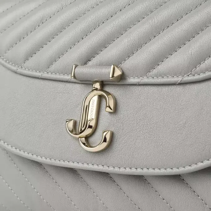Bolso Curve Top Handle de piel Biker acolchada en color paloma con detalle de perla Bolso Curve Top Handle de piel Biker acolchada en color paloma con detalle de perla