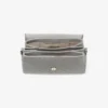 Bolso Curve Top Handle de piel Biker acolchada en color paloma con detalle de perla Bolso Curve Top Handle de piel Biker acolchada en color paloma con detalle de perla
