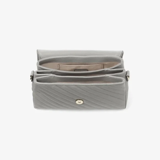 Bolso Curve Top Handle de piel Biker acolchada en color paloma con detalle de perla Bolso Curve Top Handle de piel Biker acolchada en color paloma con detalle de perla