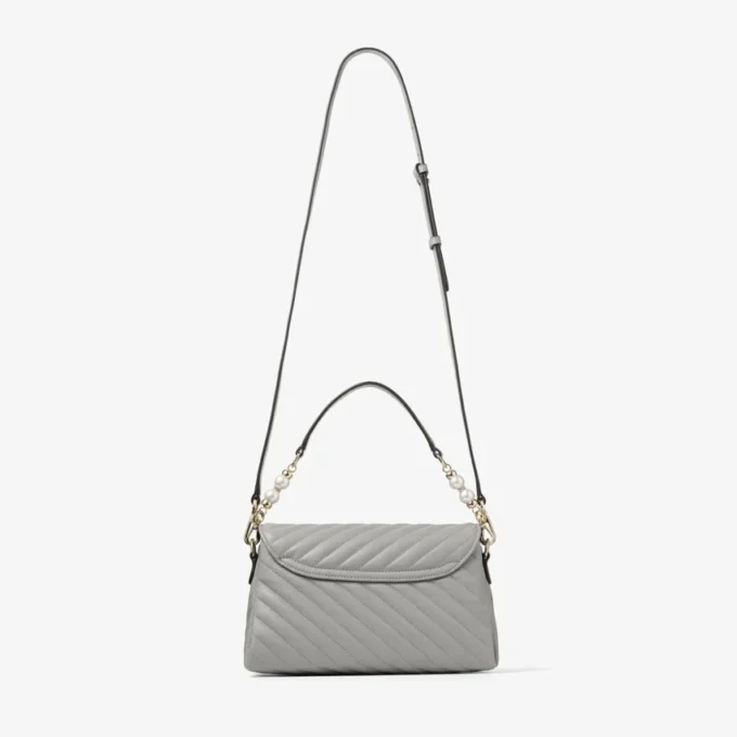 Bolso Curve Top Handle de piel Biker acolchada en color paloma con detalle de perla Bolso Curve Top Handle de piel Biker acolchada en color paloma con detalle de perla