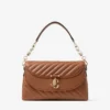 Bolso Curve Top Handle de piel Biker acolchada en color tostado con detalle de perlas