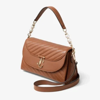 Bolso Curve Top Handle de piel Biker acolchada en color tostado con detalle de perlas