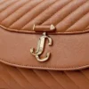 Bolso Curve Top Handle de piel Biker acolchada en color tostado con detalle de perlas