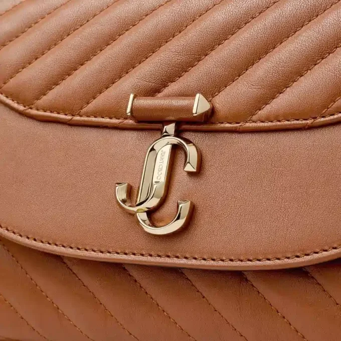 Bolso Curve Top Handle de piel Biker acolchada en color tostado con detalle de perlas
