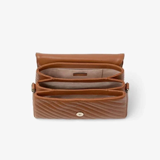 Bolso Curve Top Handle de piel Biker acolchada en color tostado con detalle de perlas