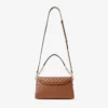 Bolso Curve Top Handle de piel Biker acolchada en color tostado con detalle de perlas