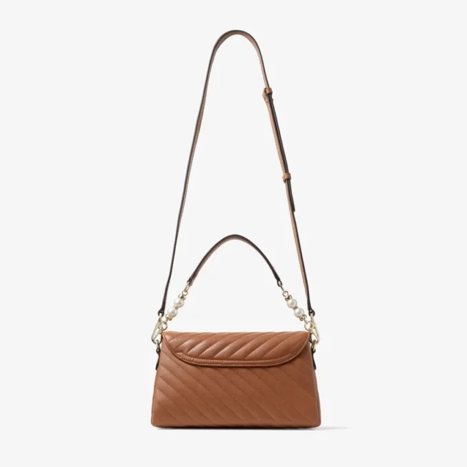 Bolso Curve Top Handle de piel Biker acolchada en color tostado con detalle de perlas
