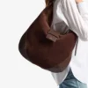 Bolso de hombro Bar Hobo M de ante color chocolate con ribetes de piel Bolso de hombro Bar Hobo M de ante color chocolate con ribetes de piel