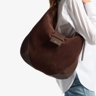 Bolso de hombro Bar Hobo M de ante color chocolate con ribetes de piel