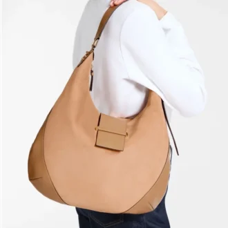 Bolso de hombro Bar Hobo M de ante color toffee con ribetes de cuero Biker