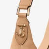 Bolso de hombro Bar Hobo M de ante color toffee con ribetes de cuero Biker