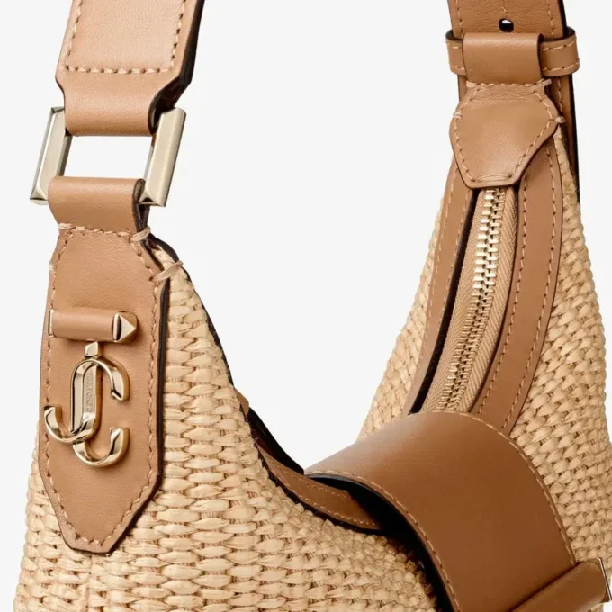 Bolso de hombro Bar Hobo pequeño de rafia natural y color toffee con ribetes de piel de becerro lisa Bolso de hombro Bar Hobo pequeño de rafia natural y color toffee con ribetes de piel de becerro lisa
