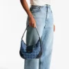 Bolso de hombro Bar Hobo pequeño en tejido vaquero azul marino con diseño de rayas cruzadas y ribetes de cuero estilo Biker Bolso de hombro Bar Hobo pequeño en tejido vaquero azul marino con diseño de rayas cruzadas y ribetes de cuero estilo Biker