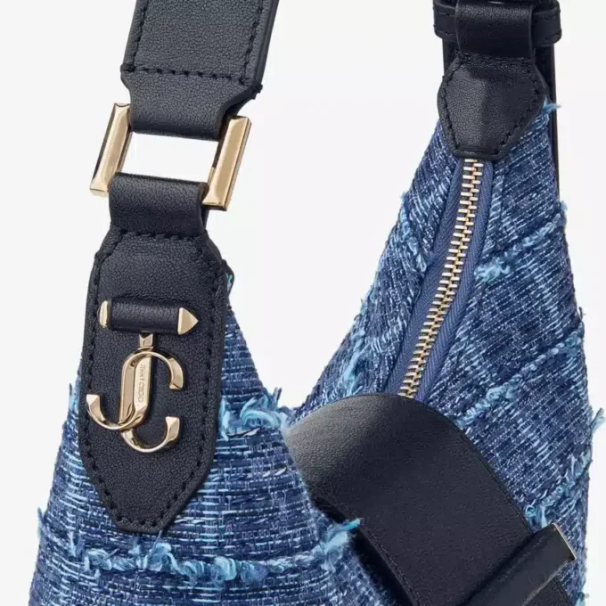 Bolso de hombro Bar Hobo pequeño en tejido vaquero azul marino con diseño de rayas cruzadas y ribetes de cuero estilo Biker Bolso de hombro Bar Hobo pequeño en tejido vaquero azul marino con diseño de rayas cruzadas y ribetes de cuero estilo Biker