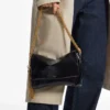 Bolso de hombro Callie con solapa de piel Biker brillante en negro