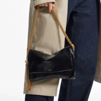 Bolso de hombro Callie con solapa de piel Biker brillante en negro