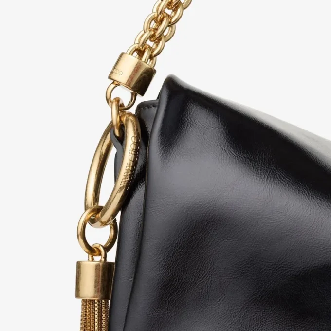 Bolso de hombro Callie con solapa de piel Biker brillante en negro