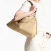 Bolso de hombro Callie Maxi de rafia natural y color café con correa desmontable de piel napa trenzada Bolso de hombro Callie Maxi de rafia natural y color café con correa desmontable de piel napa trenzada