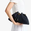 Bolso de hombro Cinch mediano de ante azul marino Bolso de hombro Cinch mediano de ante azul marino