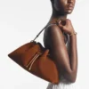 Bolso de hombro Cinch mediano de ante marrón claro Bolso de hombro Cinch mediano de ante marrón claro