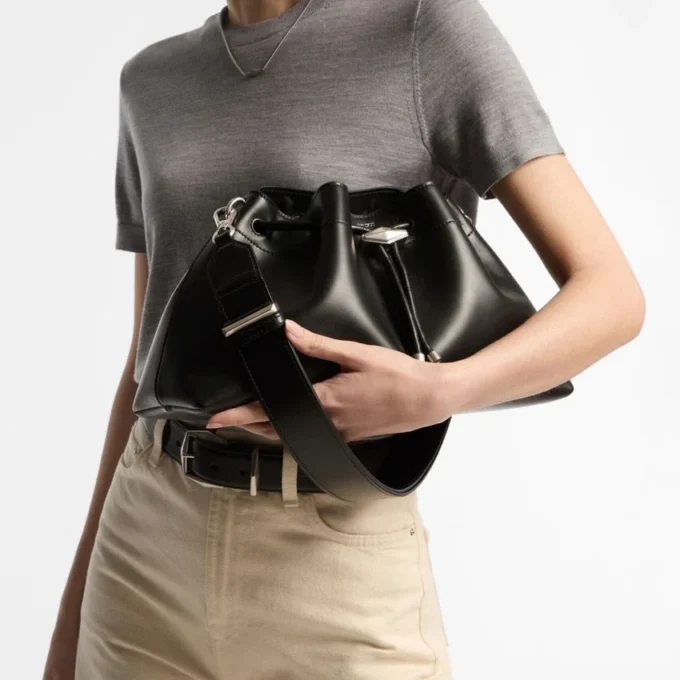 Bolso de hombro Cinch mediano de piel negra Bolso de hombro Cinch mediano de piel negra
