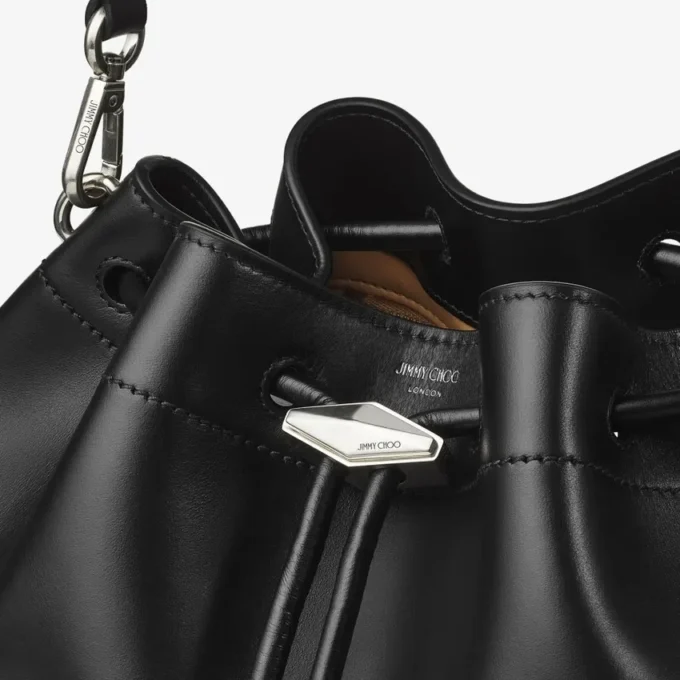Bolso de hombro Cinch mediano de piel negra Bolso de hombro Cinch mediano de piel negra