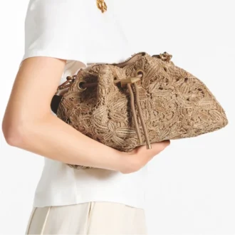 Bolso de hombro Cinch mediano de rafia tejida con motivos florales naturales