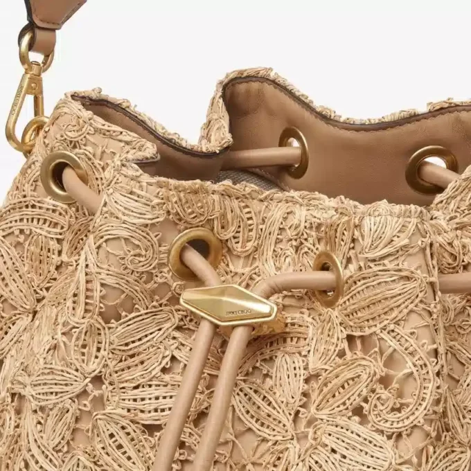 Bolso de hombro Cinch mediano de rafia tejida con motivos florales naturales