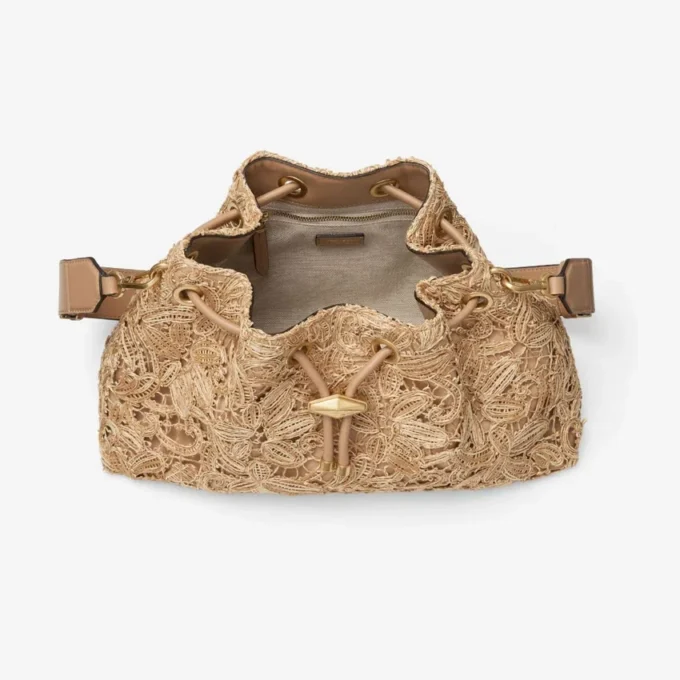 Bolso de hombro Cinch mediano de rafia tejida con motivos florales naturales