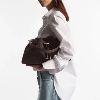 Bolso de hombro Cinch mediano en ante color café